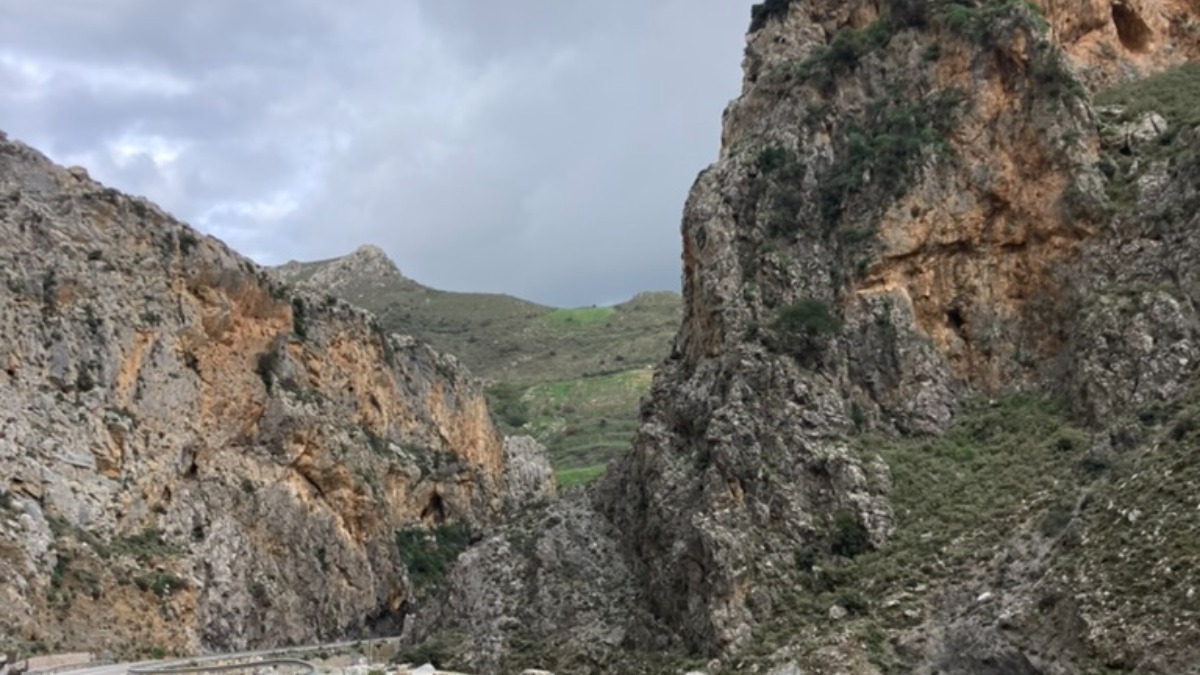Original TravelKit rocky cliff photograph used as DailyStack clean supplement audit atmosphere without implying supplement outcomes